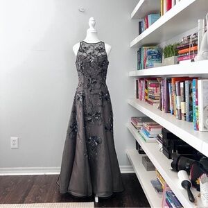 Stephen Yearick & Lillie Yubin Black silk beaded Evening gown size medium